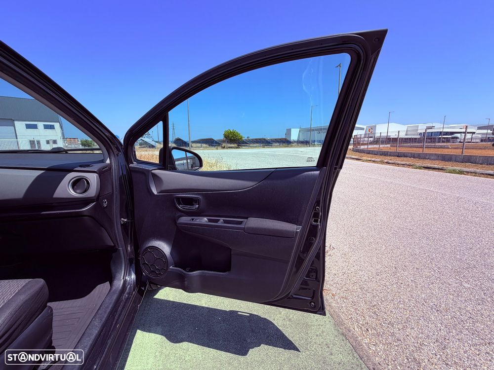 Toyota Yaris 1.0 VVT-i Comfort+P.Style +Navi - 24