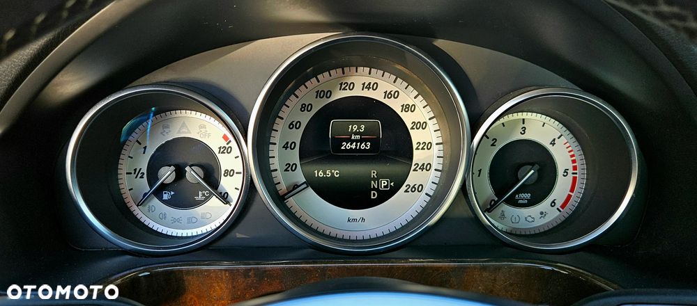 Mercedes-Benz Klasa E 300 CDI DPF BlueEFFICIENCY 7G-TRONIC Avantgarde - 24