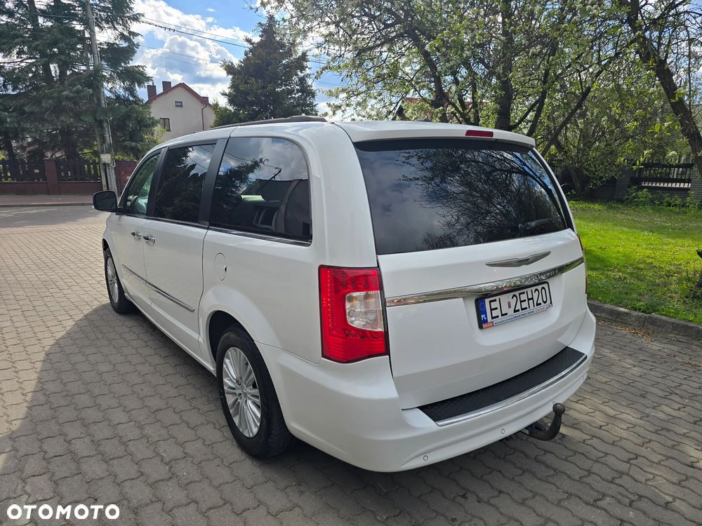 Chrysler Town & Country - 27