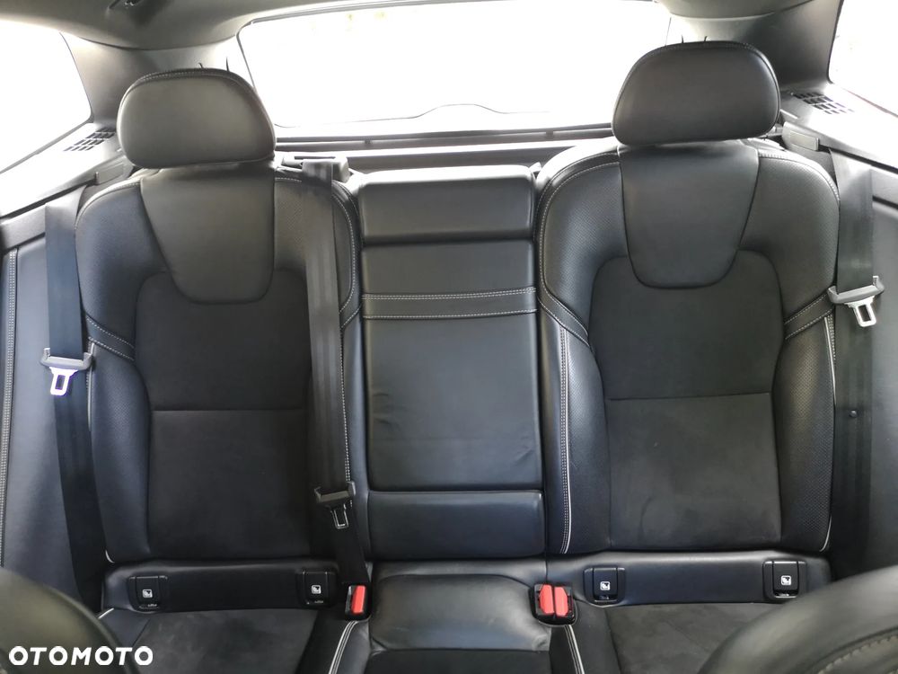 Volvo XC 60 T8 AWD Plug-In Hybrid R-Design - 25