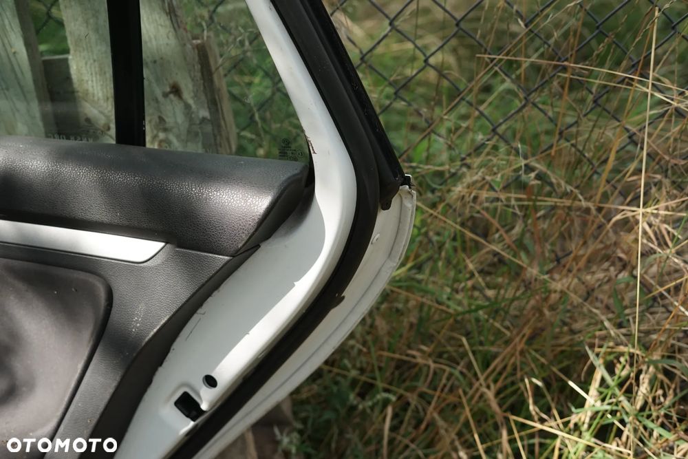 Drzwi tył tylne prawe Volkswagen Golf V Kombi LB9A - 12