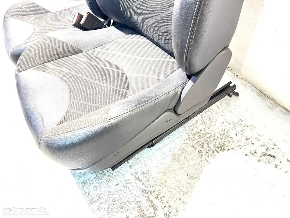 Conjunto de Bancos em Pele Frente ROVER 25 COMERCIAL - 4