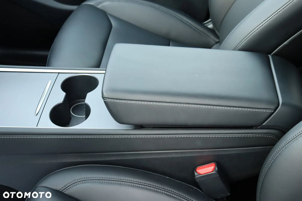 Tesla Y Long Range AWD - 10