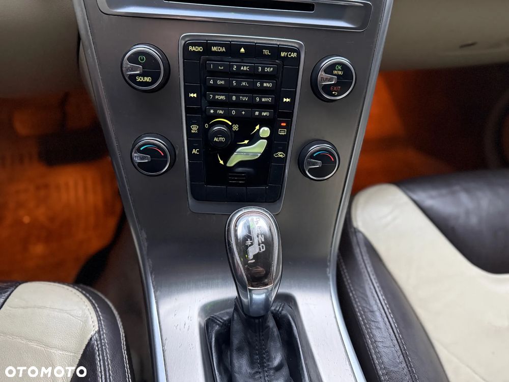 Volvo XC 60 3.2 AWD RDesign - 11