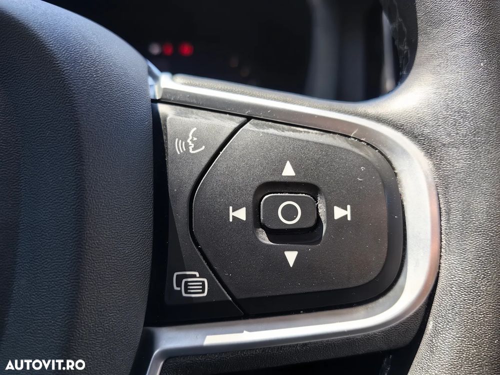 Volvo XC 60 B4 MHEV AT8 AWD Momentum Pro - 23