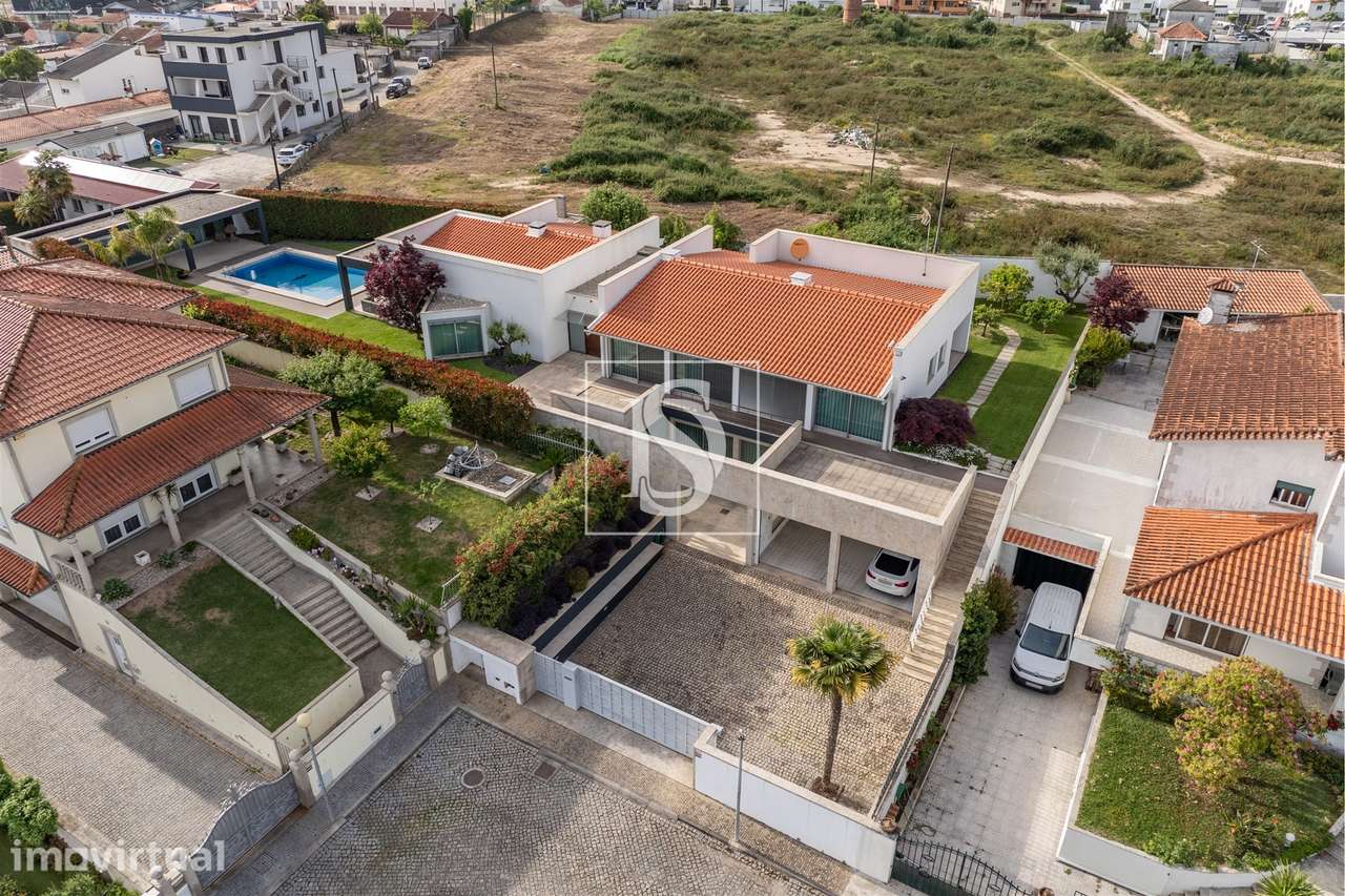 Exclusiva Moradia T4+1 c/ Piscina Aquecida e mais de 380 m² - Grande imagem: 2/43