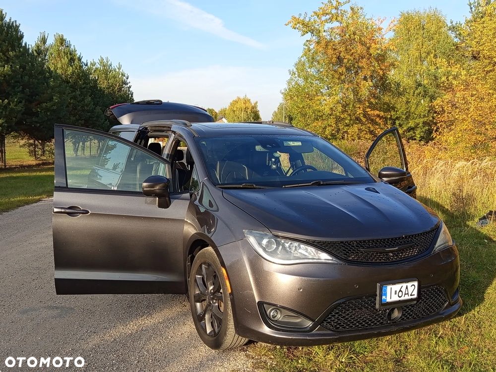 Chrysler Pacifica - 2