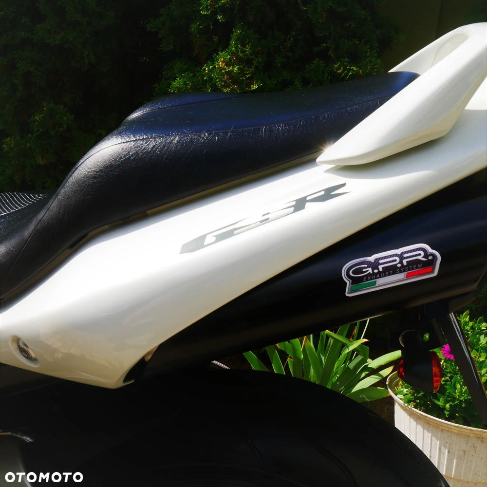 Suzuki GSR - 11
