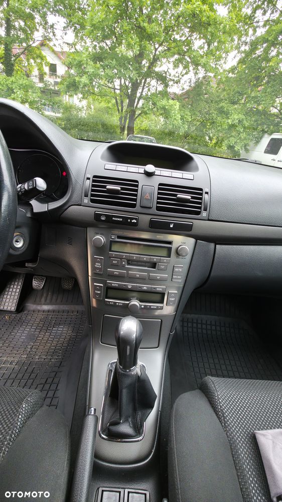 Toyota Avensis 2.0 D-4D High - 12