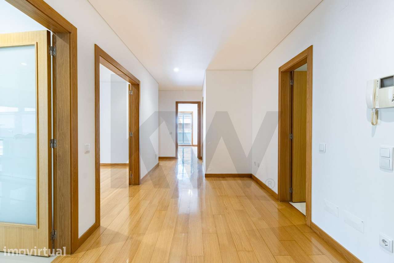 Apartamento T3 Renovado com Terraço | Centro de São João da Madeira - Grande imagem: 2/27