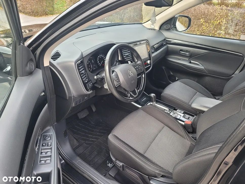 Mitsubishi Outlander 2.0 Intense + Navi 4WD CVT - 9