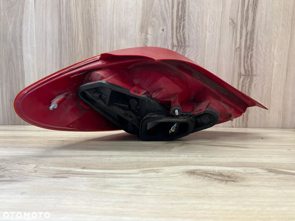 LAMPA TYLNA PRAWA PEUGEOT 207 HB - 4