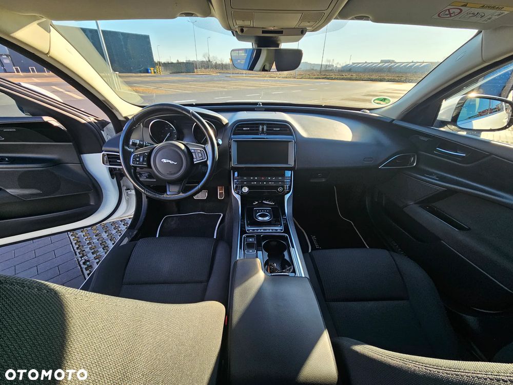Jaguar XE 2.0 D Prestige - 9