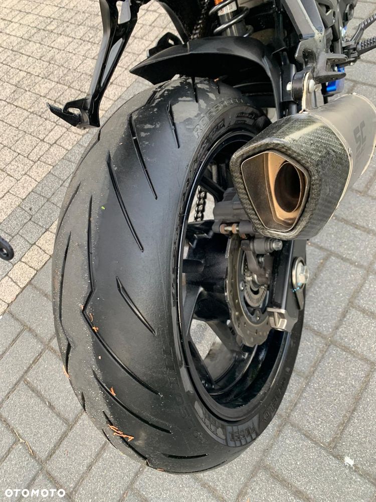 Suzuki GSR - 9