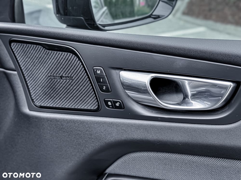 Volvo XC 60 B4 D Ultimate Dark - 32