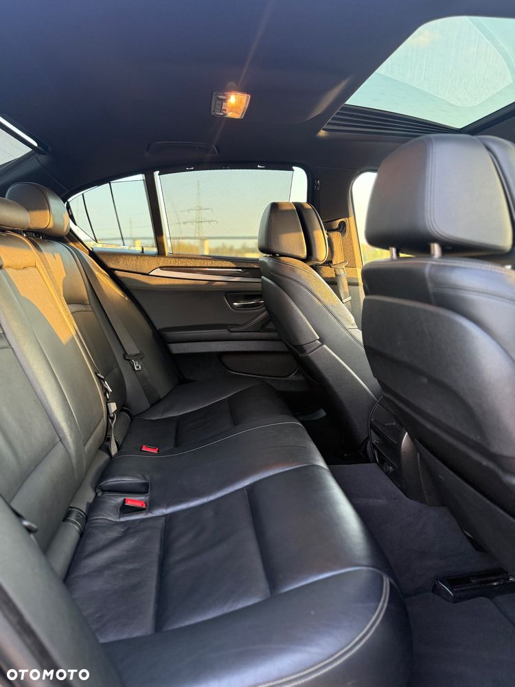 BMW Seria 5 525d xDrive - 32