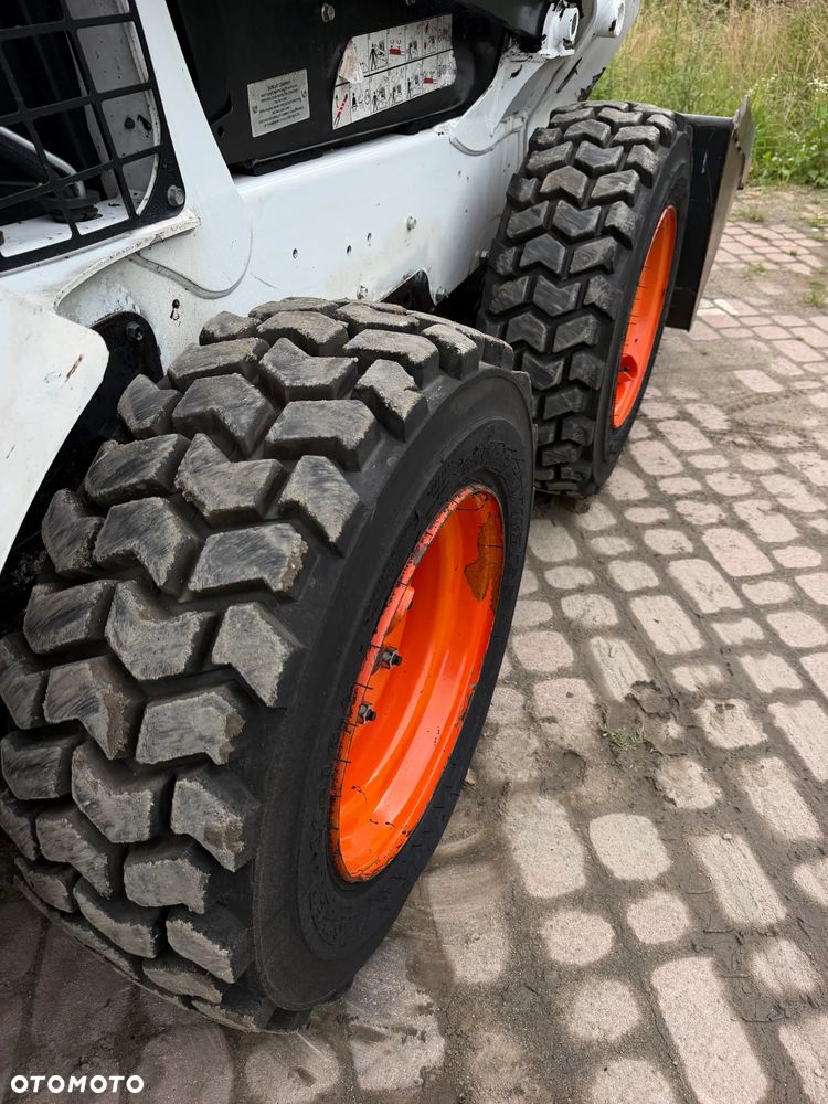 Bobcat S530. Ładowarka 4x4 wózek terenowy. Łyżka. Pełne sterowanie z dżojstika jazda i praca. Aktualne serwisy DEKRA 2026r. Silnik Kubota 4cyl 55km. Maszyna Jak Nowa z Salonu! Pochodzi z Norweskiego Gospodarstwa! 2020 rok 1724 mtg! Zero luzów i wycieków. Bardzo mocna i wydajna maszyna o małych gabarytach! Idealna do stajni oraz Budownictwa. OKAZJA TANIO 3 wyjścia Hydrauliczne pod urządzenia!! Wszystkie opony jak nowe .Kabina ogrzewana pełne szkło + drzwi. Po serwisach. Potężna moc. OKAZJA - 18