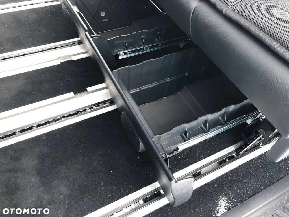 Mercedes-Benz Klasa V - 12