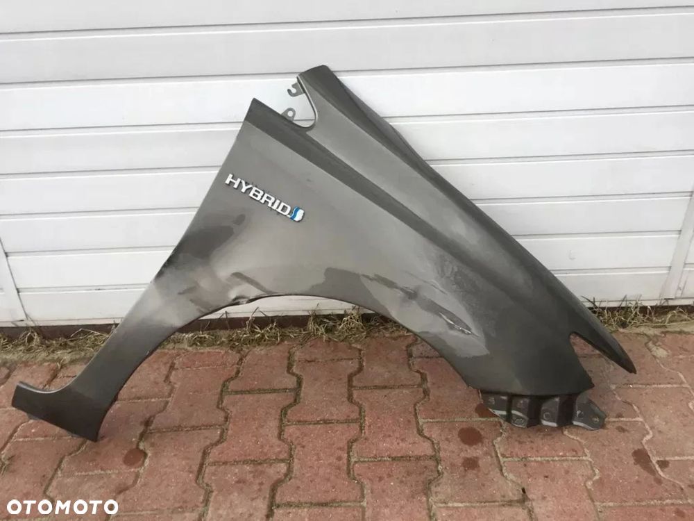 AURIS II 12- BŁOTNIK PRAwy przód przedni emblemat - 1