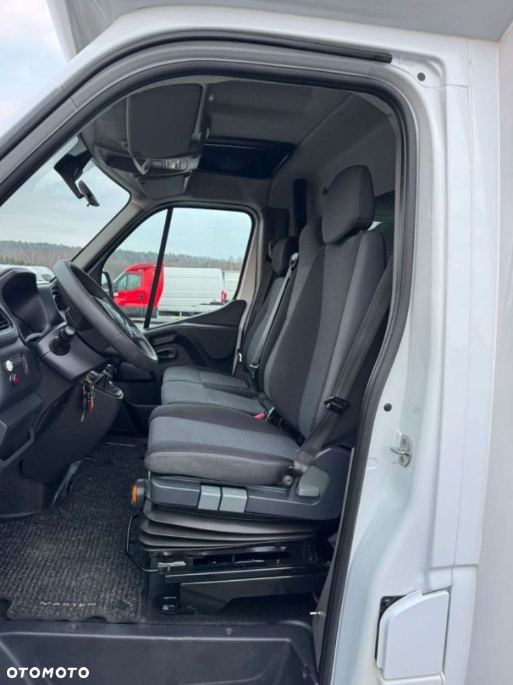 Renault Master 10 europalet z Windą - 31