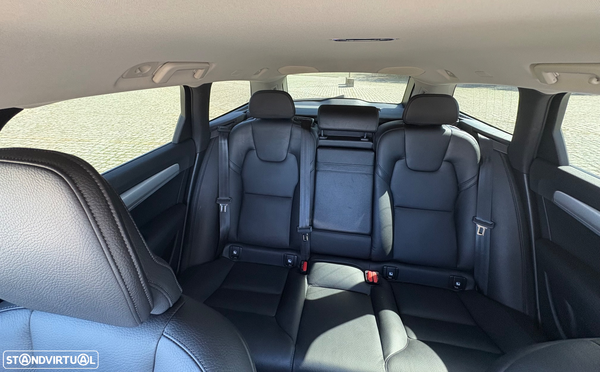 Volvo V90 2.0 T8 Momentum Plus AWD Geartronic - 11