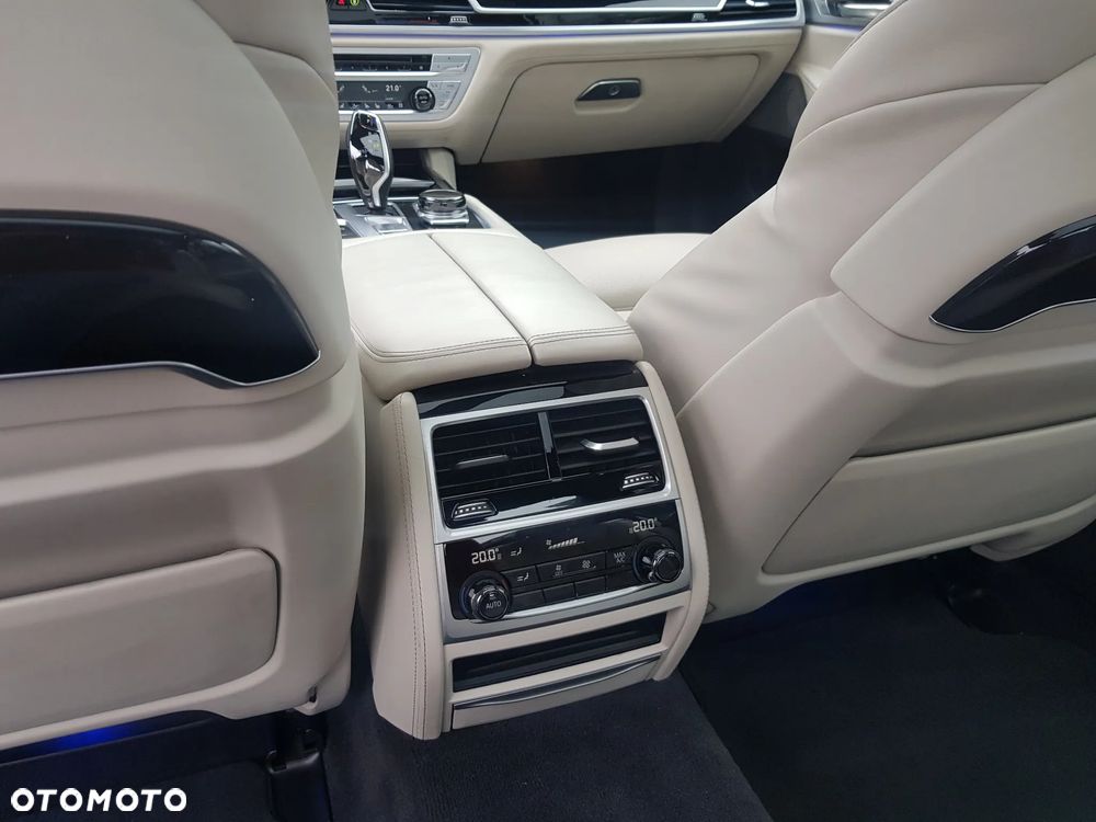 BMW Seria 7 750i - 10