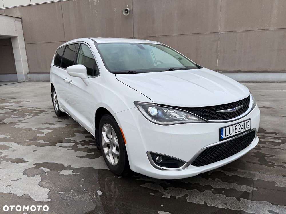 Chrysler Pacifica - 1