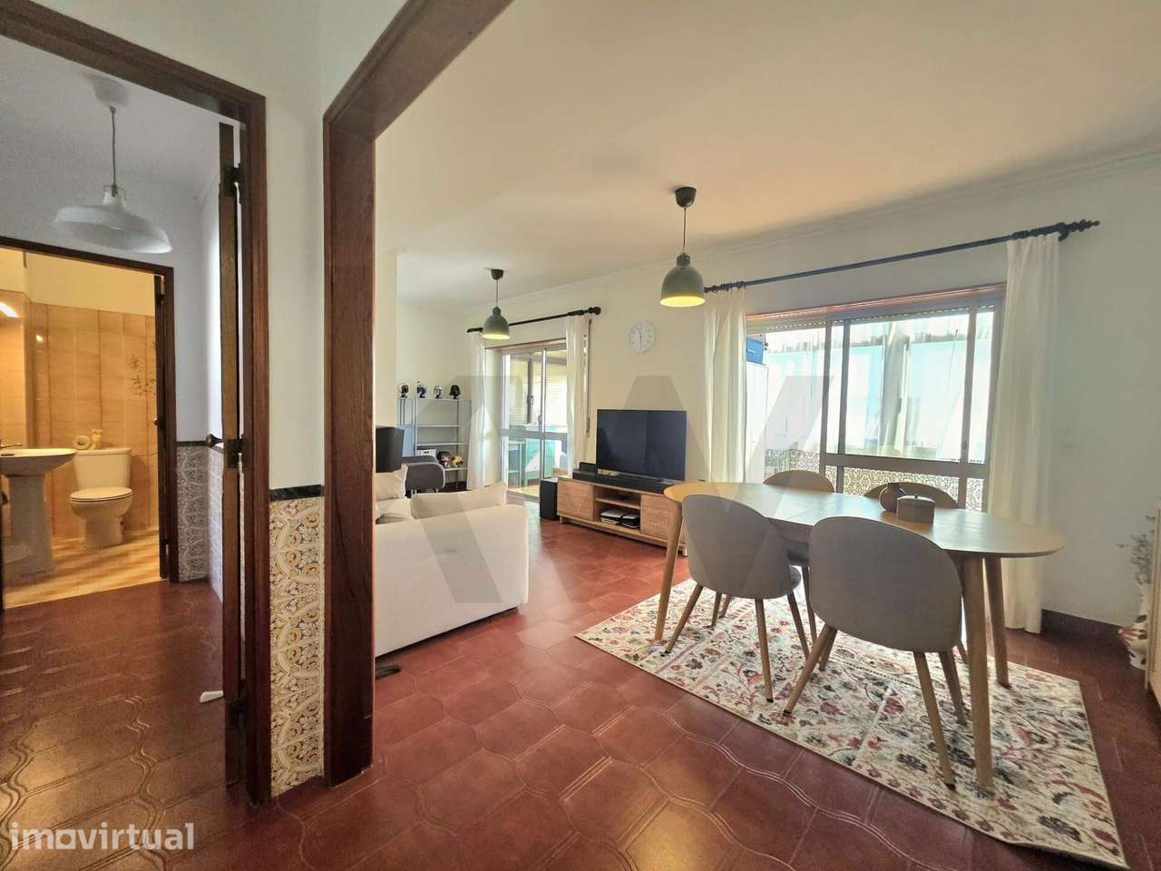Apartamento T2 com Cozinha Remodelada e Marquises Multiusos na Cova da - Grande imagem: 4/25