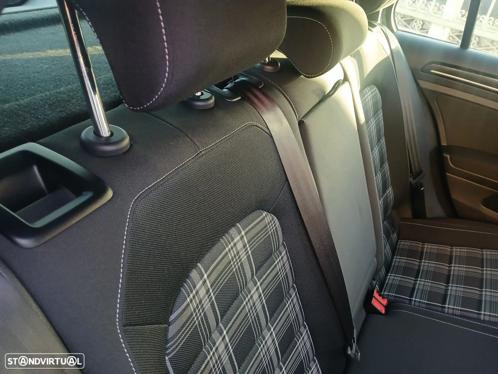 VW Golf 2.0 TDI GTD DSG - 32