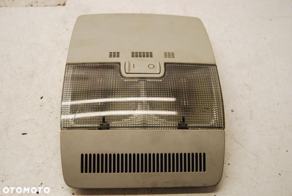 LAMPKA PODSUFITKI KABINY 8P0947135D AUDI A3 8P - 1