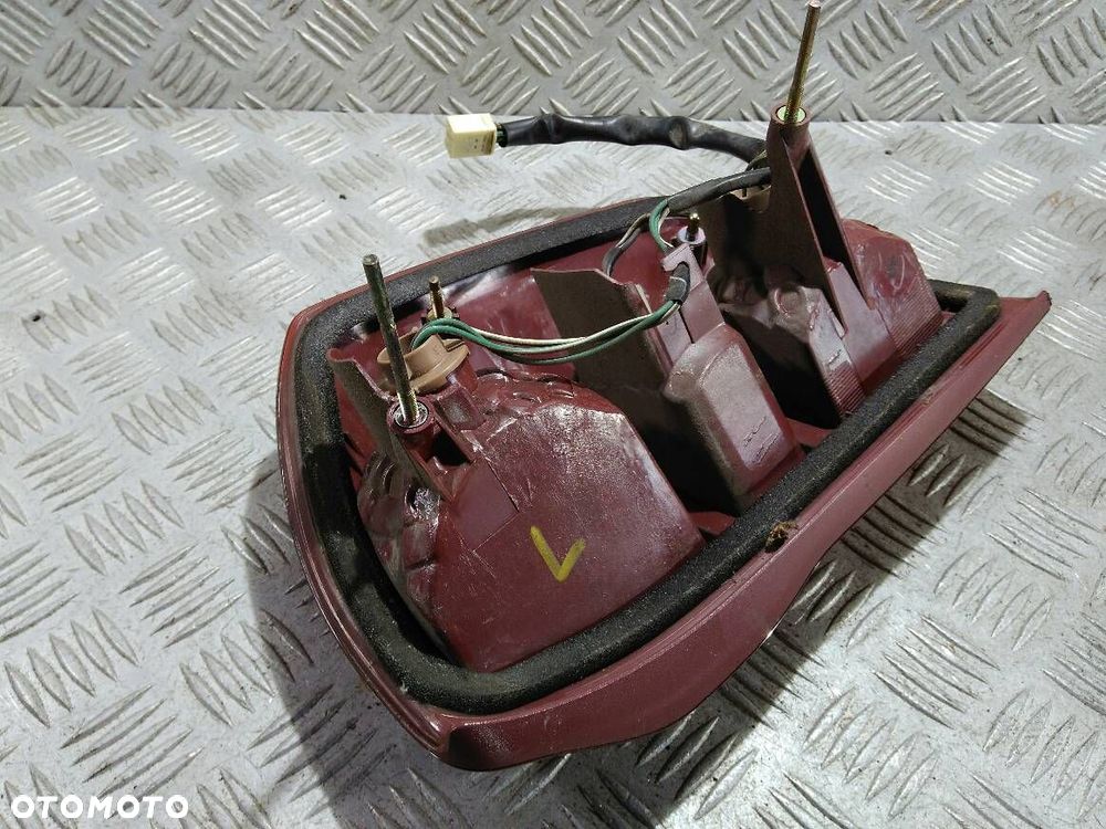 LAMPA LEWA TYLNA TOYOTA RAV-4 - 2