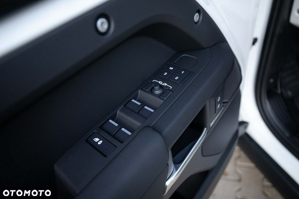 Land Rover Defender - 12