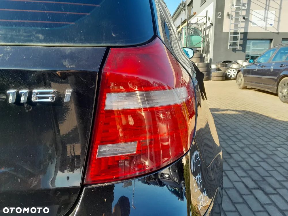 BMW E87 LIFT LAMPA TYLNA PRAWA W BŁOTNIK - 1