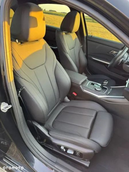 BMW Seria 3 330i - 23