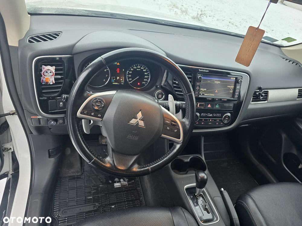 Mitsubishi Outlander 2.0 Instyle + 4WD CVT - 12