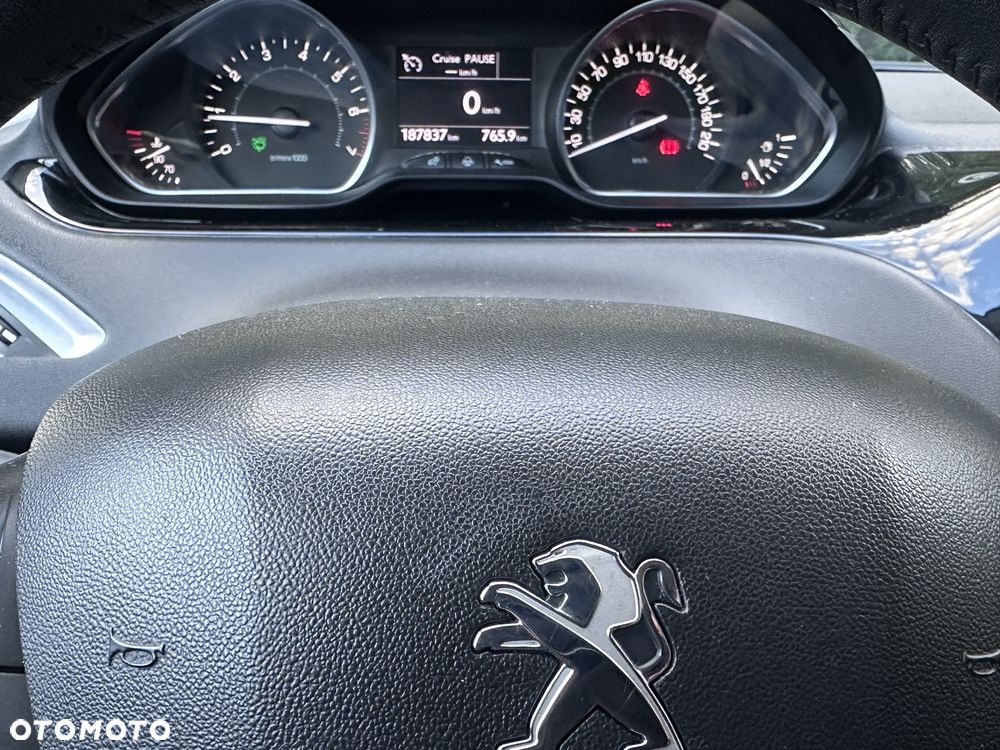 Peugeot 208 - 8