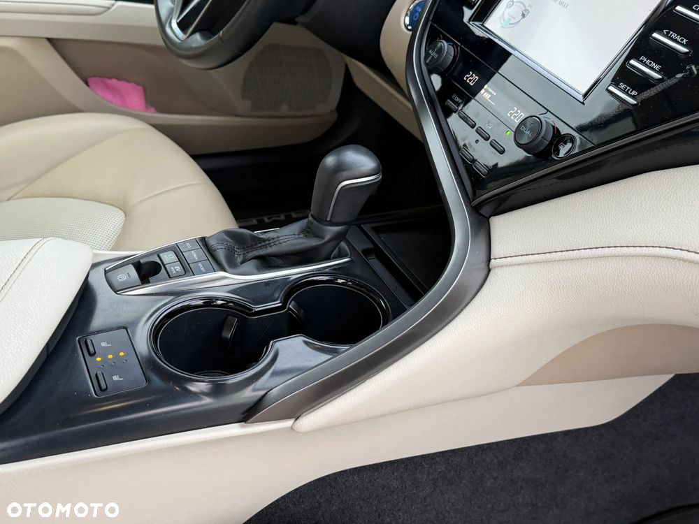 Toyota Camry 2.5 Hybrid Prestige CVT - 24