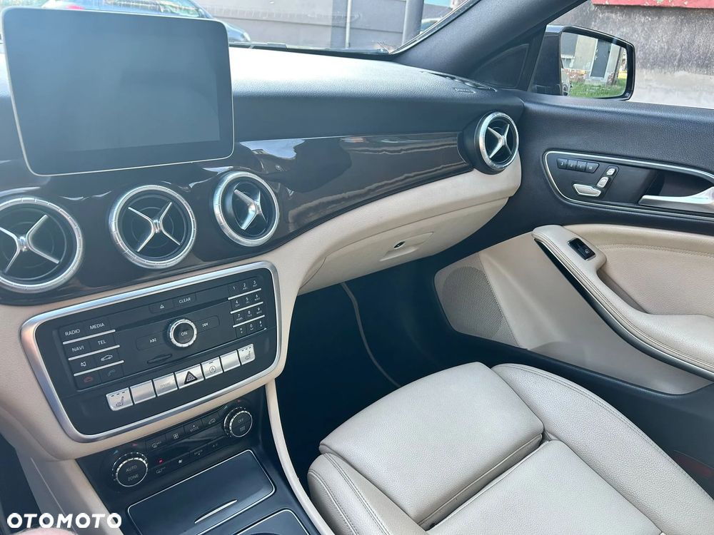 Mercedes-Benz CLA 250 7G-DCT - 17