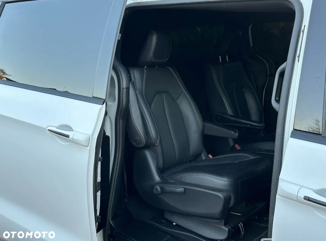 Chrysler Pacifica - 16