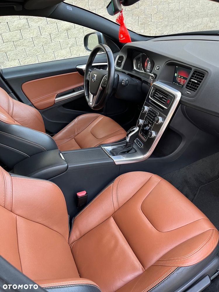 Volvo V60 D6 AWD Plug-in Hybrid R-Design Summum - 14