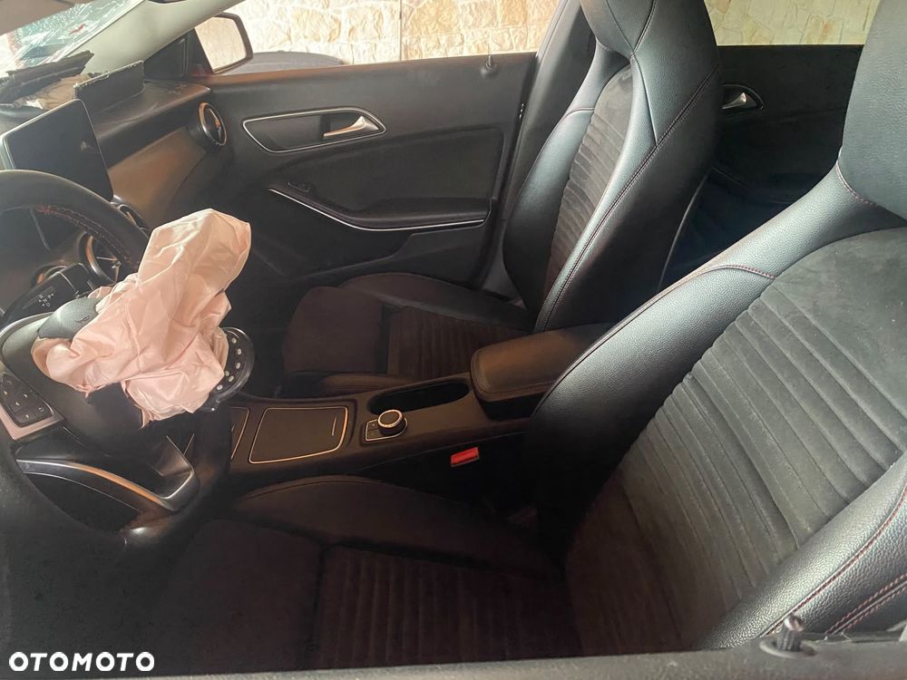 Mercedes-Benz CLA 220 4-Matic AMG Line - 7