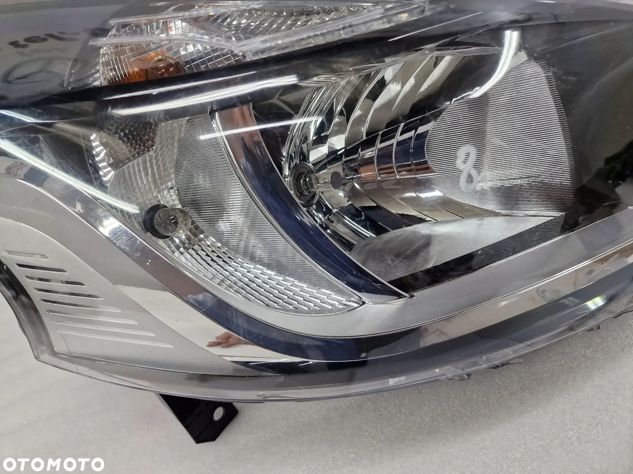 RENAULT TRAFIC 3 III PRAWA ZWYKŁA LAMPA PRZEDNIA PRZÓD , NR 260105469R , NR AUKCJI LA8 - 6