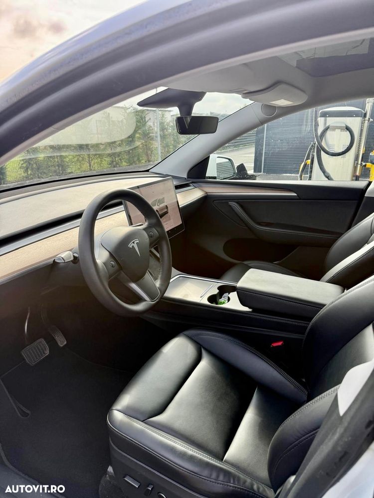 Tesla Model Y - 11