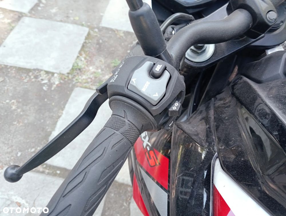 Suzuki GSX - 16