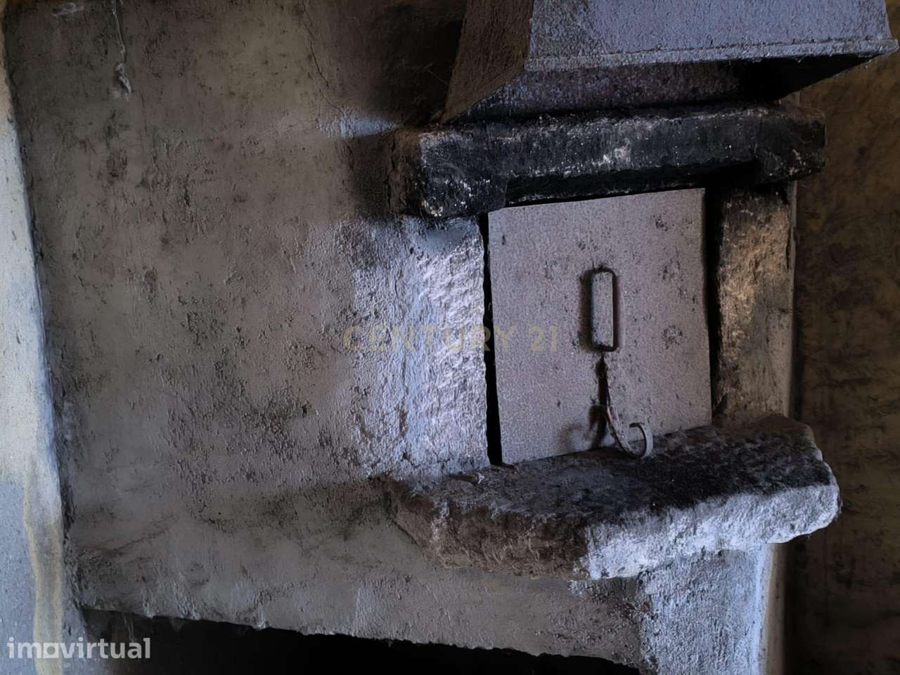 Casa em pedra com lareira e forno para reabilitar - Grande imagem: 3/11