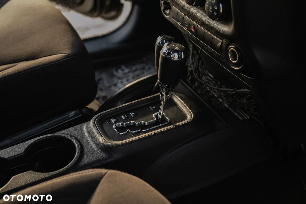 Jeep Wrangler 3.6 Unlim Sahara - 28