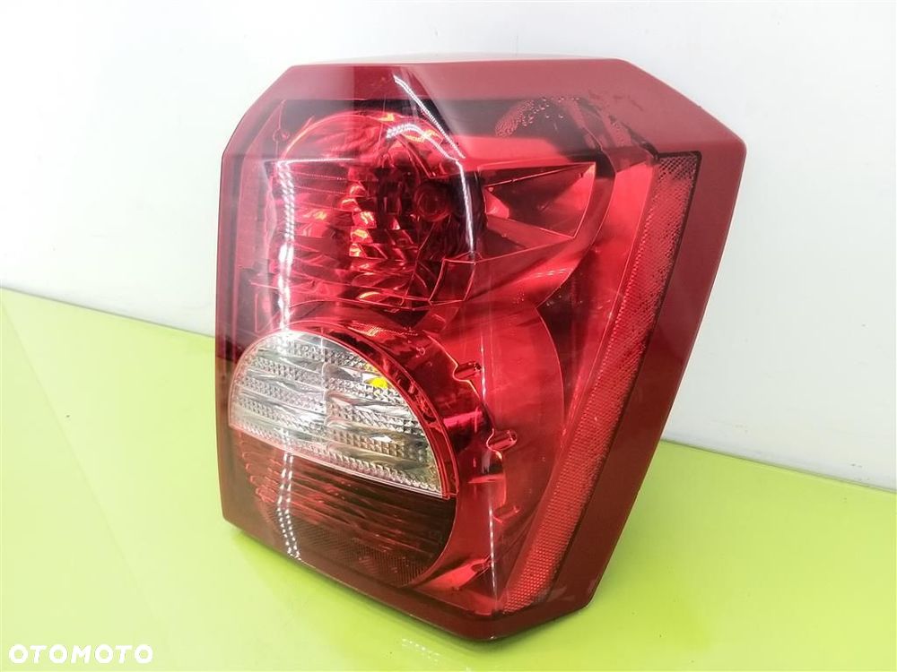 LAMPA PRAWA TYLNA TYŁ DODGE CALIBER 07-12 R 05303752 - 5