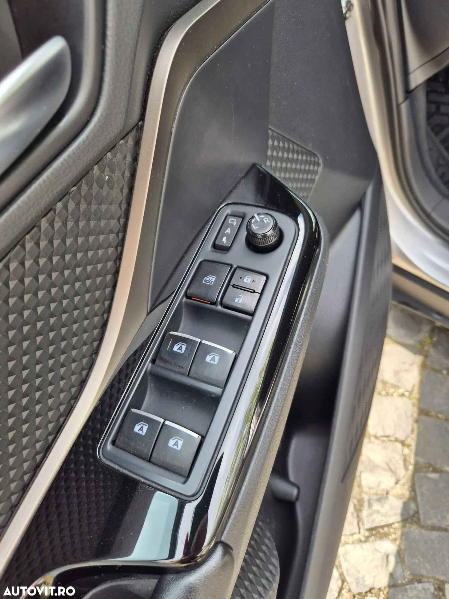 Toyota C-HR 1.8 HSD 4x2 CVT C-ult - 17