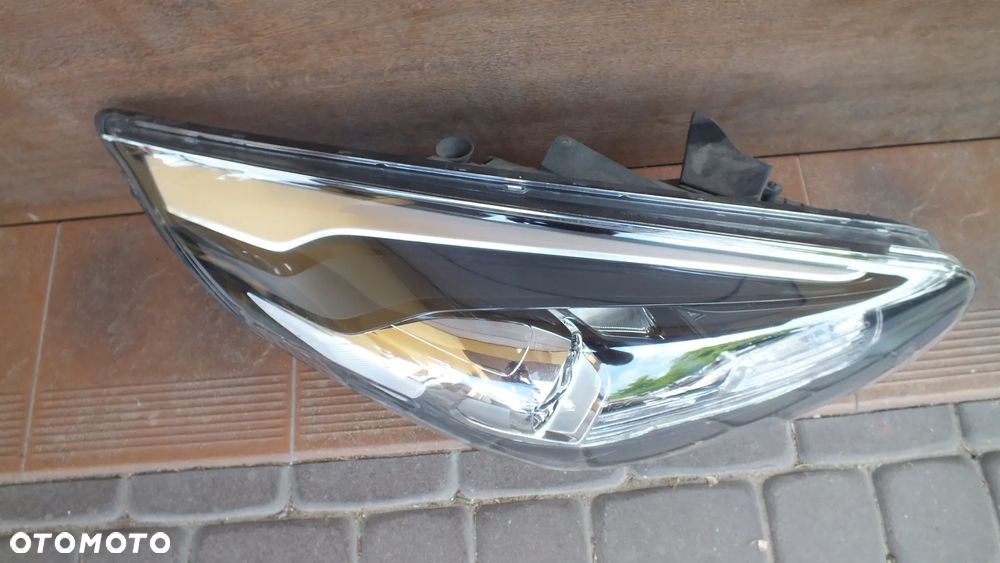Lampa przednia prawa Kia Carens IV led - 2