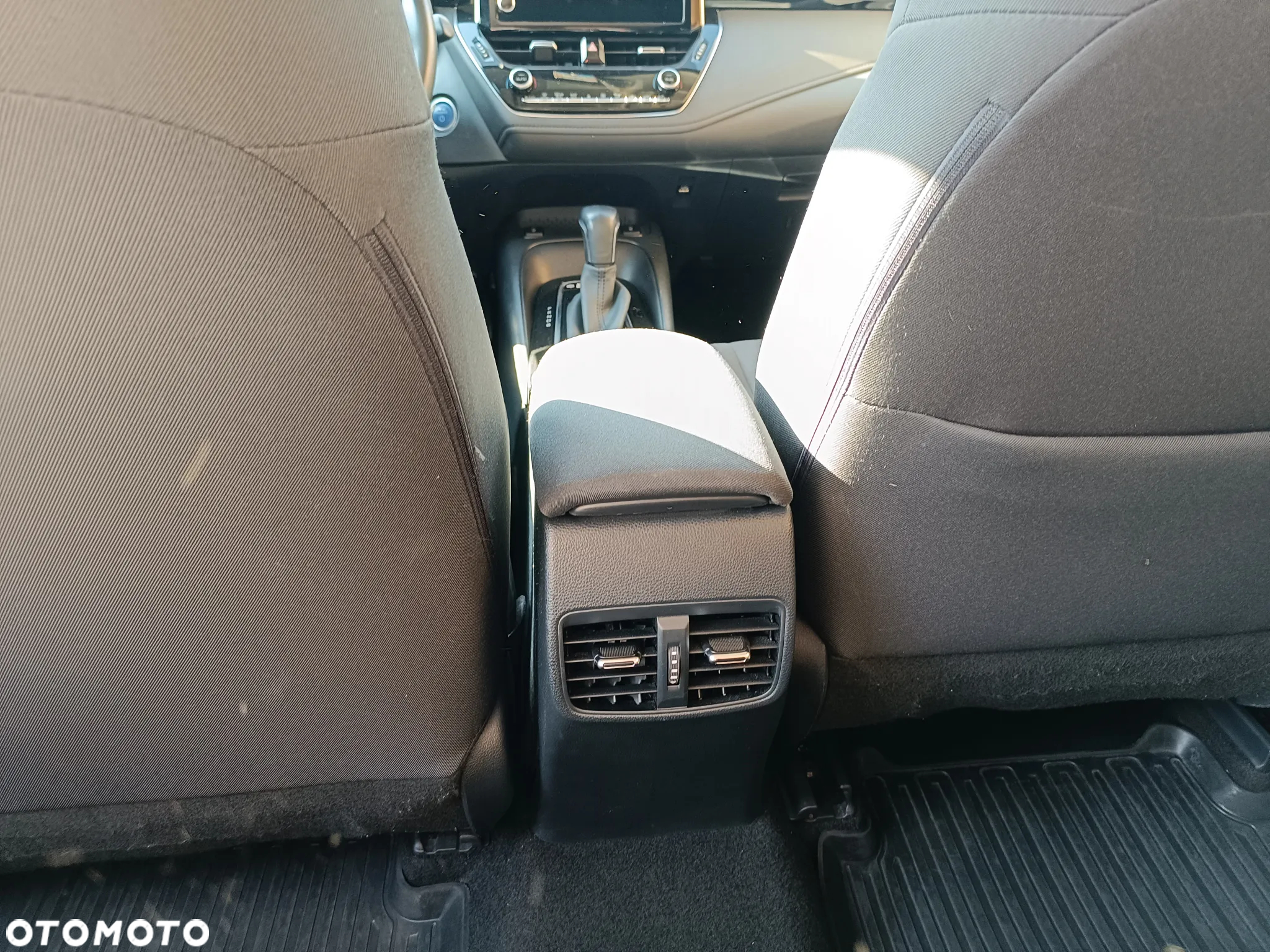Toyota Corolla 1.8 Hybrid Comfort - 32